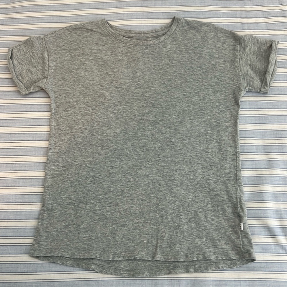 GAP KIDS CURVED BOTTOM, CUFFED SHORT SLEEVED TEE. SIZE M
